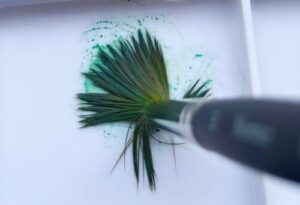 パレットに筆を押し付けて穂先を割る
