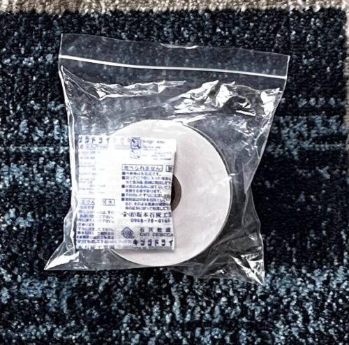 ビニール袋に乾燥剤と一緒に入れた水張りテープ